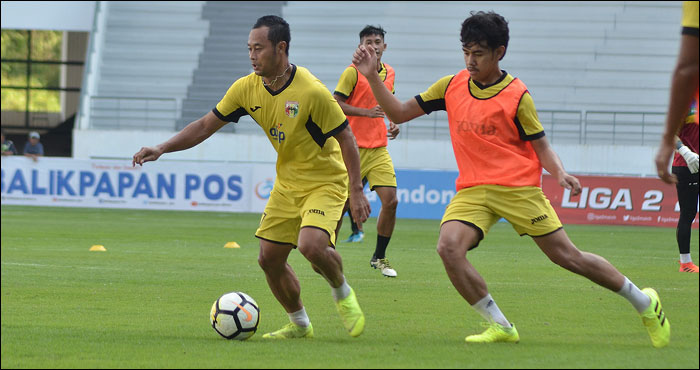 Gelandang Mitra Kukar Atep dan Luthfi Kamal saat menjalani latihan di Stadion Batakan, Rabu (14/08) pagi