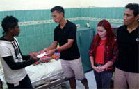 Kapten tim Mitra Kukar Zulkifli Syukur menyerahkan bantuan uang kepada Janu, ayah sang bayi 