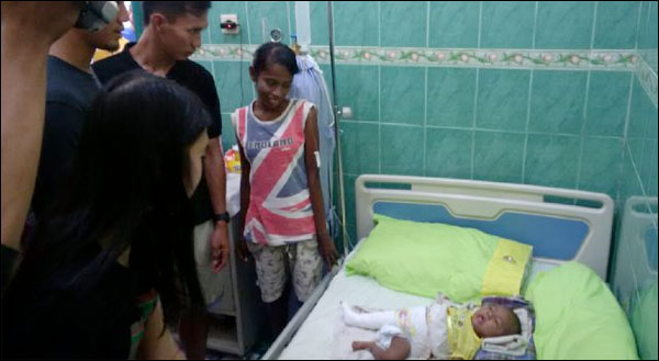 Bayi yang menjadi korban penganiayaan dijenguk para pemain Mitra Kukar di RSUD AM Parikesit, Tenggarong, Kamis (01/05) kemarin 