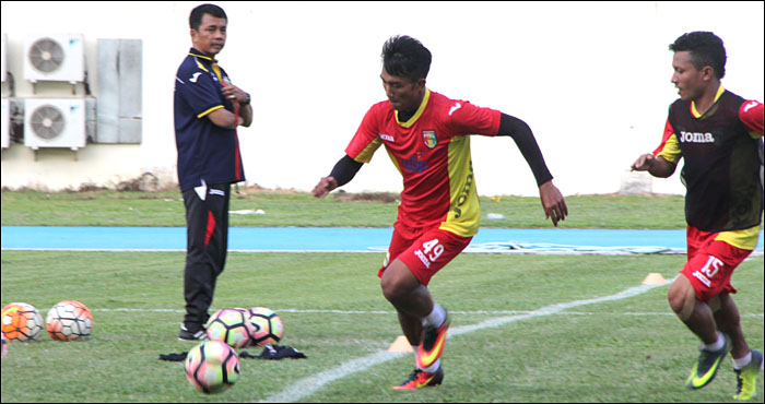 Pelatih Jafri Sastra mengawasi anak asuhnya berlatih di Stadion Aji Imbut jelang menghadapi Semen Padang FC