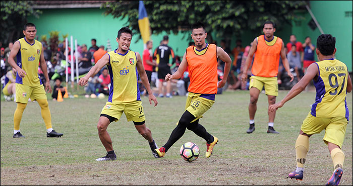 Pemain Mitra Kukar saat menjalani latihan di lapangan Kelurahan Jahab, Tenggarong, Kamis (30/08) sore