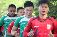 Para pemain Mitra Kukar melakukan pemanasan sebelum lari keliling Pulau Kumala