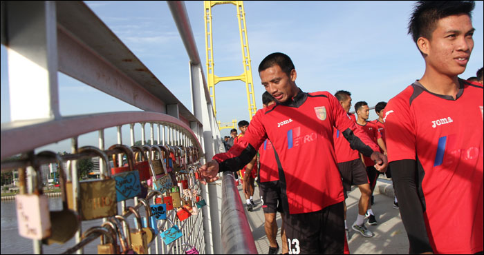 Kapten tim Mitra Kukar Bayu Pradana mengamati jejeran Gembok Cinta yang terpasang di jembatan menuju Pulau Kumala