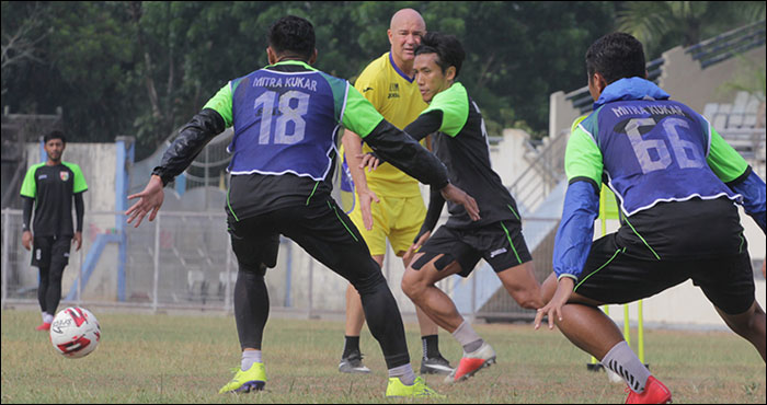 Pelatih Mitra Kukar Rafael Berges mengamati Ahmad Bustomi dkk melakukan latihan di Stadiion Rondong Demang