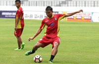 Bek Mitra Kukar Herwin Tri Saputra saat berlatih di Stadion Batakan, Balikpapan