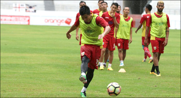 Para pemain Mitra Kukar saat menjajal lapangan Stadion Batakan pada Kamis pagi kemarin