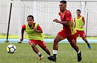 Dua pemain muda Abdul Rohim Tole dan Irfan Maldini berebut bola dalam sesi latihan 