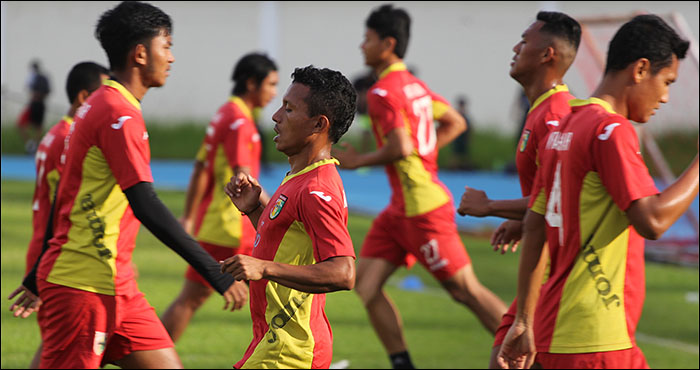 Para pemain Mitra Kukar melakukan latihan di Stadion Aji Imbut sebagai persiapan menghadapi Perseru Serui