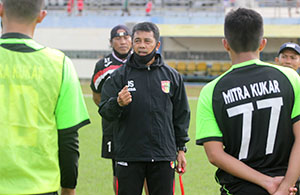 Jafri Sastra saat memberikan arahan kepada para pemainnya dalam latihan perdana jelang penyisihan Grup C Liga 2 2020
