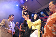 Bupati Rita Widyasari dengan bangga menerima trofi Fair Play yang diserahkan Manajer Tim Mitra Kukar Roni Fauzan
