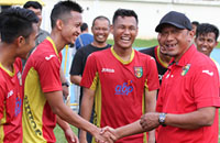 Pelatih baru Mitra Kukar Rahmad Darmawan menyalami para pemain sambil sesekali melontarkan canda