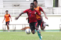 Ronald Setmot saat melakoni game dengan sesama pemain Mitra Kukar di Stadion Aji Imbut