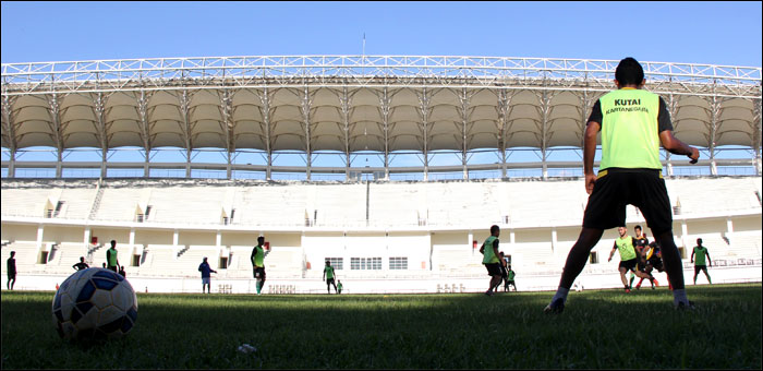 Para pemain Mitra Kukar terus menjalani latihan intensif di Stadion Aji Imbut sebagai persiapan menghadapi ISC A 2016