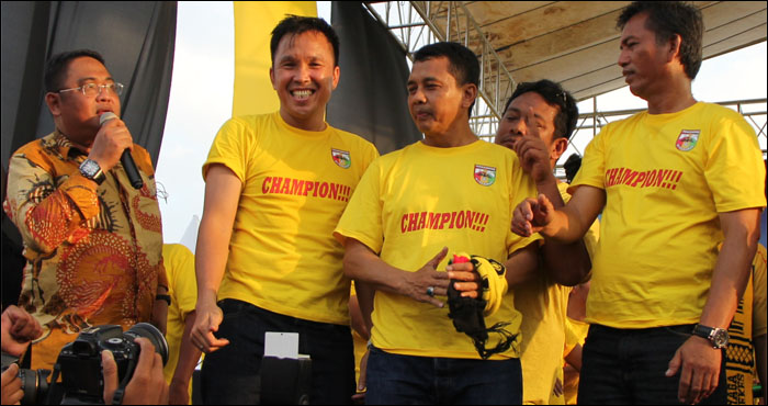 CEO Mitra Kukar Endri Erawan bersama jajaran tim pelatih Mitra Kukar usai menjuarai Piala Jenderal Sudirman tahun 2016 lalu