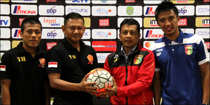 Pelatih fisik PS TNI Yandri dan pelatih Mitra Kukar Jafri Sastra usai melakukan jumpa pers pra pertandingan di Stadion Aji Imbut, Sabtu (17/09) pagi