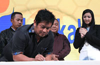 Disaksikan Bupati Rita Widyasari dan manajemen Bankaltim, Roni Fauzan menandatangani MOU 