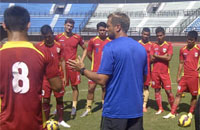 Pelatih Scott Cooper memberikan arahan kepada para pemain Mitra Kukar saat uji lapangan di Stadion Gelora Bung Tomo, Surabaya, Sabtu kemarin