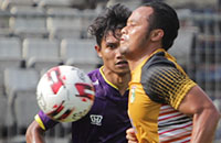 Gelandang Mitra Kukar, Atep, mengontrol bola di daerah pertahanan Persik Kediri