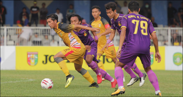 Gelandang Mitra Kukar Andre Agustiar menggiring bola ke arah pertahanan Persik Kediri