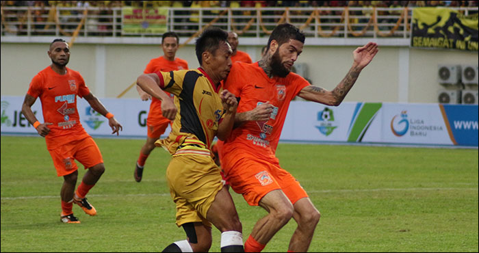 Gelandang Mitra Kukar Dedi Hartono terlibat duel perebutan bola dengan kapten tim Borneo FC Diego Michiels