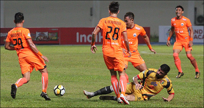 Striker Mitra Kukar Fernando Rodriguez terjatuh dalam perebutan bola dengan pemain Persija Jakarta