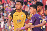 Bek Mitra Kukar Achmad Faris mendapat pengawalan ketat dari pemain Persik 