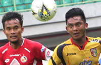 Striker muda Mitra Kukar Rafli Mursalim (kanan) berupaya mengejar bola dengan pemain Semen Padang