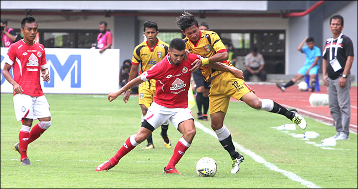 Gelandang Mitra Kukar Andre Agustiar terlibat duel perebutan bola dengan pemain Semen Padang