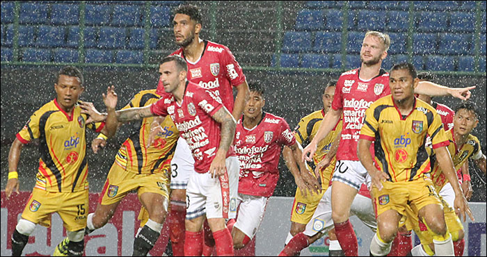 Mitra Kukar harus mengakui keunggulan tim tangguh Bali United dengan skor 3-0 pada laga perdana Piala Presiden 2019