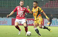 Bek anyar Mitra Kukar, Achmad Faris, berebut bola dengan penyerang Bali United Melvin Platje