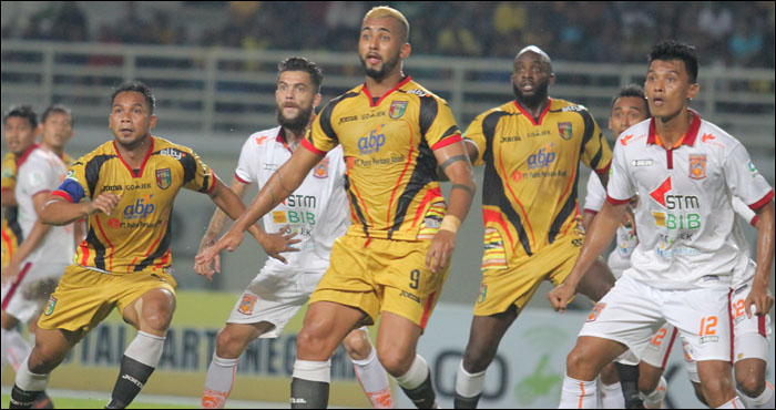 Mitra Kukar (kuning) harus mengakui keunggulan Borneo FC (putih) setelah tumbang 0-4 di kandang sendiri