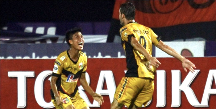 Yogi Rahadian merayakan gol yang dicetak Patrick Dos Santos Cruz ke gawang Bali United Pusam di menit ke-28