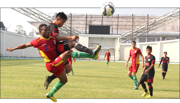 Duel perebutan bola antara striker Mitra Kukar Ronald Setmot dengan pemain Bontang Selection dalam laga uji coba di Stadion Aji Imbut, Tenggarong Seberang, Minggu (21/02) sore
