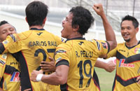 Rizky Pellu saat merayakan gol yang dicetak Carlos Raul pada leg pertama di Tenggarong