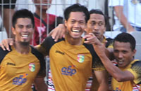 Para pemain Mitra Kukar merayakan gol yang dicetak Rishadi Fauzi