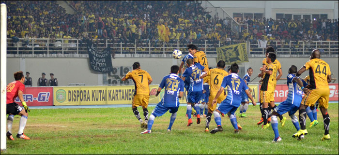 Gol lewat sundulan kepala Carlos Raul di menit 83 menjadi penentu kemenangan Mitra Kukar atas Persib Bandung