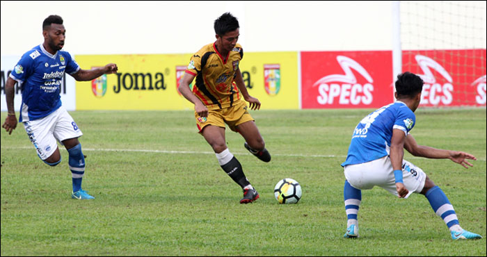 Kapten tim Mitra Kukar Bayu Pradana sukses mencetak gol penentu kemenangan ke gawang Persib jalang bubar pertandingan