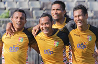 Para pemain Mitra Kukar merayakan gol yang dicetak Hendra Adi Bayauw (kiri)