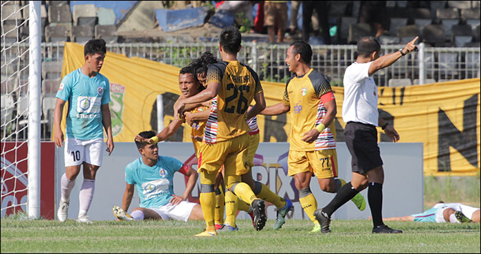 Mitra Kukar berhasil menjebol gawang Sulut United lewat kaki Hendra Adi Bayauw pada menit 38