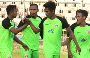 Mitra Kukar mencetak gol penyeimbang lewat kaki Firly Apriansyah (kedua dari kiri) di menit 120