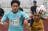 Hendra Adi Bayauw (kanan) ditempel ketat bek BFC Sulut United Mahdi Albaar dalam duel perebutan bola