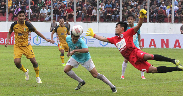 Lini pertahanan tim tuan rumah BFC Sulut United berjibaku menghalau bola dari gempuran pemain Mitra Kukar 