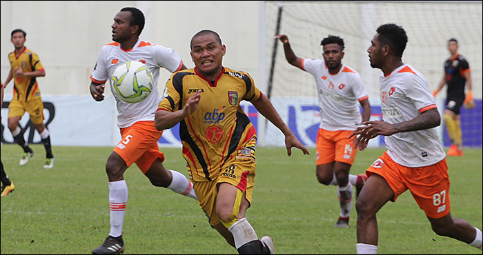 Striker Mitra Kukar, Aldino Herdianto, mencetak satu gol ke gawang Perseru