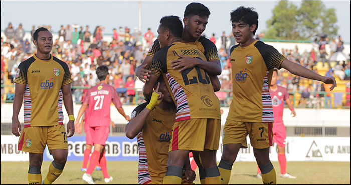 Para pemain Mitra Kukar merayakan gol yang dicetak Firly Apriansyah ke gawang Martapura FC jelang bubar babak pertama
