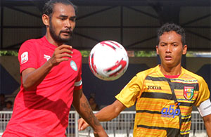 Kapten tim Martapura FC Ferry Aman Saragih dan kapten tim Mitra Kukar Anindito Wahyu terllibat perebutan bola