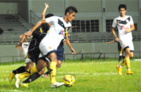 Pemain yang masih diseleksi, Fajar Handika, menggiring bola di pertahanan PAMA Bontang