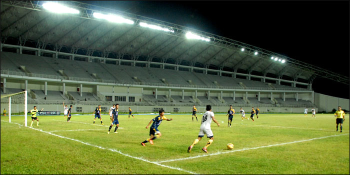 Suasana laga uji coba antara Mitra Kukar kontra PAMA Bontang di Stadion Aji Imbut, Minggu (15/02) malam