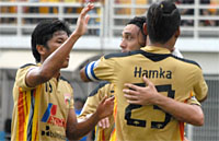 Ahmad Bustomi dan Hamka Hamzah merayakan gol yang dicetak Esteban Herrera