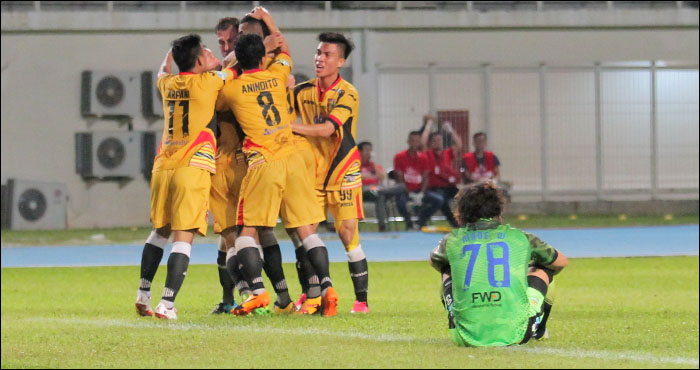 Selebrasi para pemain Mitra Kukar setelah Oh In Kyun menjebol gawang Made Wirawan di menit 82. Mitra Kukar menyudahi perlawanan Persib dengan skor tipis 2-1 di Stadion Aji Imbut