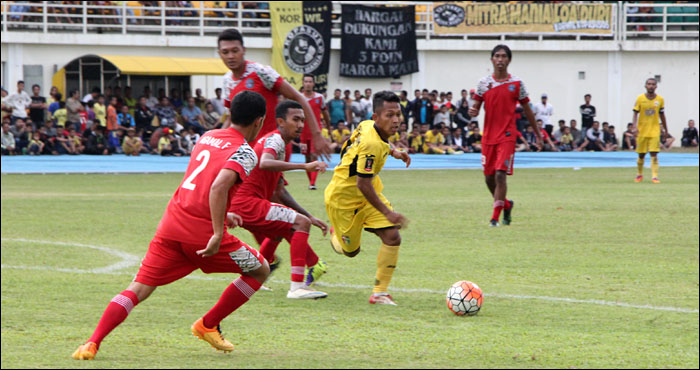 Gelandang muda Mitra Kukar Abdul Rohim 'Tolle' mendapat hadangan para pemain Martapura FC